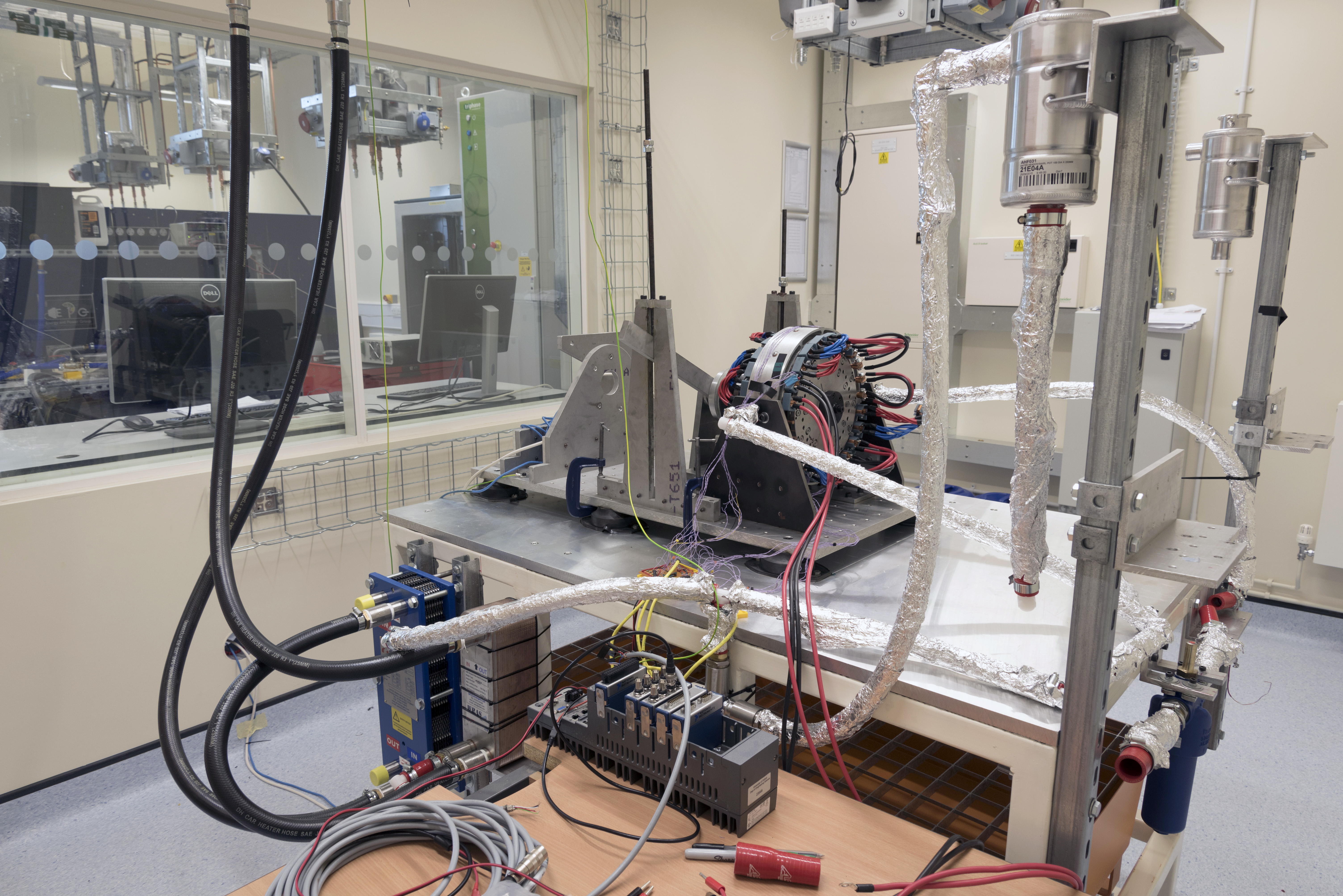 Electronic machinery in a lab